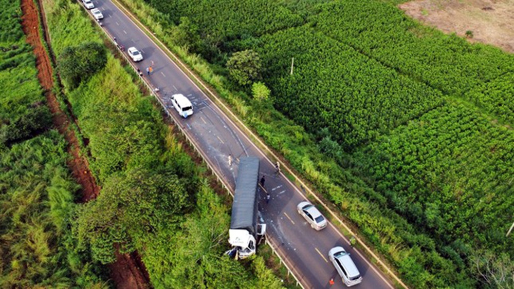 Ảnh TNGT: Xe tải lấn làn đâm vào xe chở khách tại Đắk Lắk - Ảnh 10.