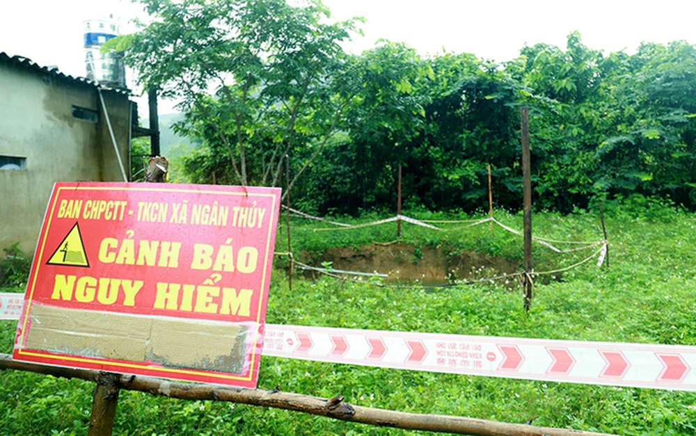 Xuất hiện hố tử thần sâu 12m trong vườn nhà dân ở Quảng Bình - Ảnh 3.