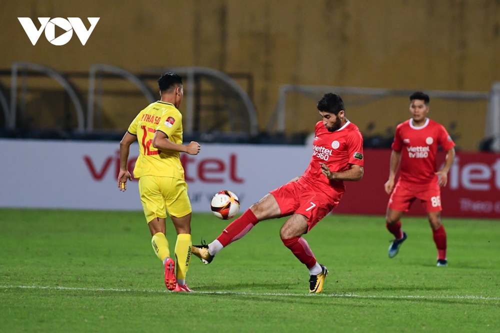 Viettel FC hòa Thanh Hóa trong cơn mưa thẻ tại Hàng Đẫy - Ảnh 1.