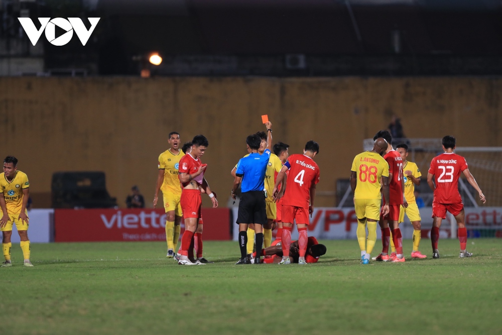 Viettel FC hòa Thanh Hóa trong cơn mưa thẻ tại Hàng Đẫy - Ảnh 9.