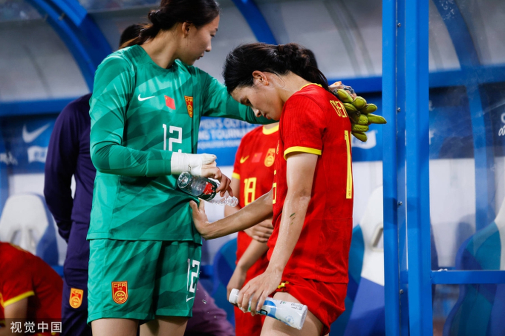 Tuyển Trung Quốc chìm trong nước mắt, khóc nghẹn trên sân nhà sau trận thua nghiệt ngã ở vòng loại Olympic - Ảnh 5.