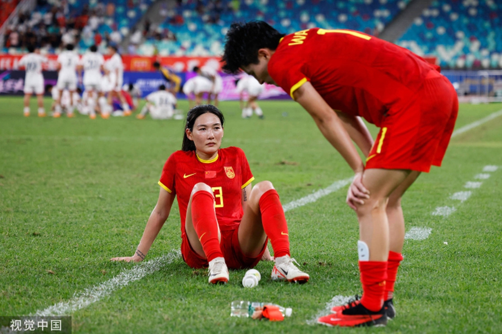 Tuyển Trung Quốc chìm trong nước mắt, khóc nghẹn trên sân nhà sau trận thua nghiệt ngã ở vòng loại Olympic - Ảnh 4.