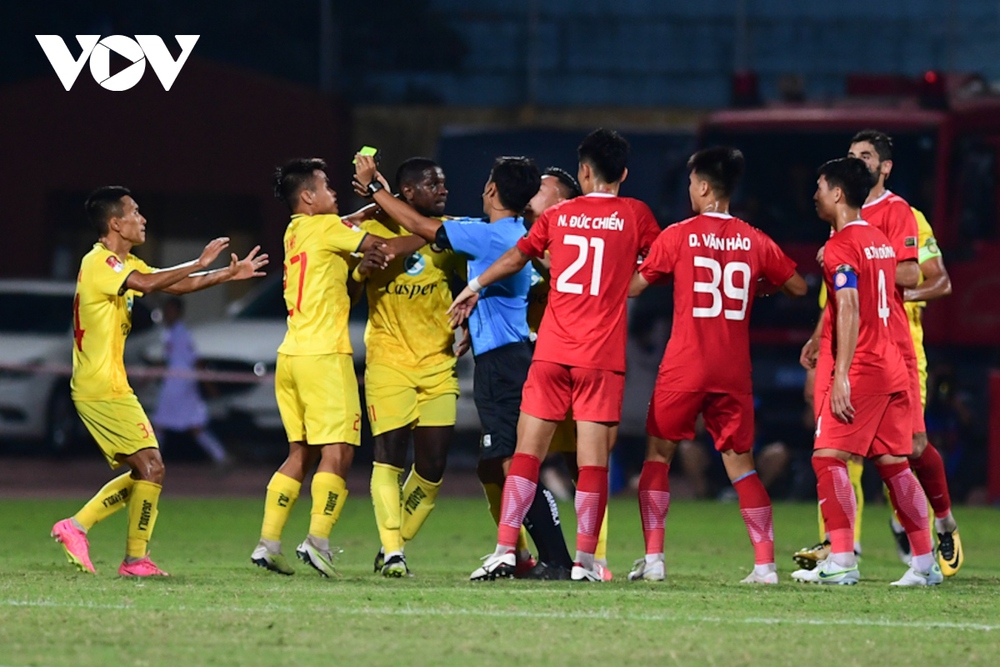 Viettel FC hòa Thanh Hóa trong cơn mưa thẻ tại Hàng Đẫy - Ảnh 5.