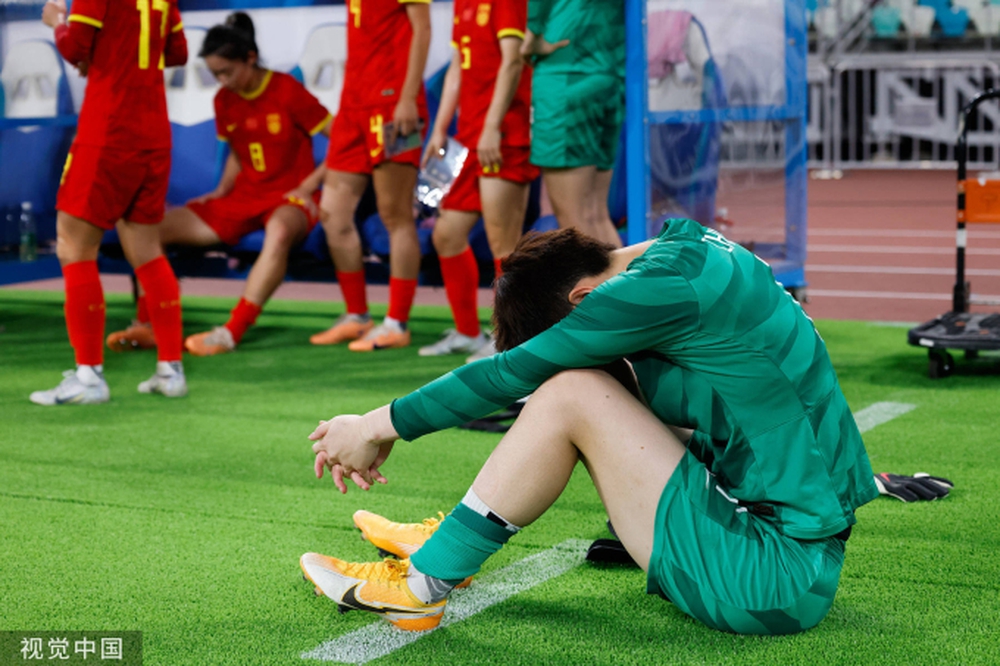 Tuyển Trung Quốc chìm trong nước mắt, khóc nghẹn trên sân nhà sau trận thua nghiệt ngã ở vòng loại Olympic - Ảnh 3.