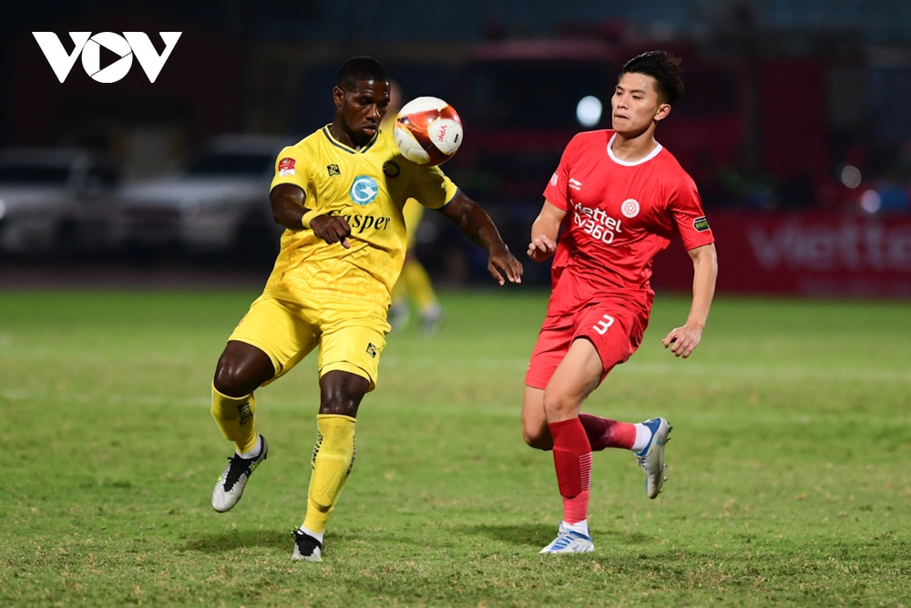 Viettel FC hòa Thanh Hóa trong cơn mưa thẻ tại Hàng Đẫy - Ảnh 4.