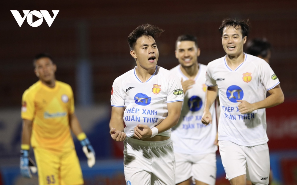 Nam Định chiếm ngôi đầu bảng V-League sau màn rượt đuổi tỷ số - Ảnh 3.