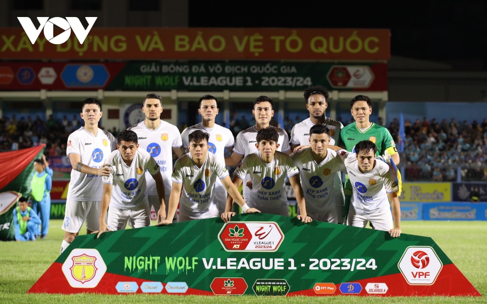 Nam Định chiếm ngôi đầu bảng V-League sau màn rượt đuổi tỷ số - Ảnh 1.