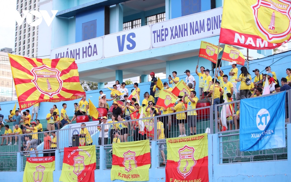 Nam Định chiếm ngôi đầu bảng V-League sau màn rượt đuổi tỷ số - Ảnh 10.