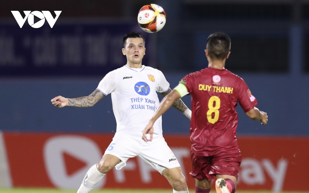 Nam Định chiếm ngôi đầu bảng V-League sau màn rượt đuổi tỷ số - Ảnh 9.