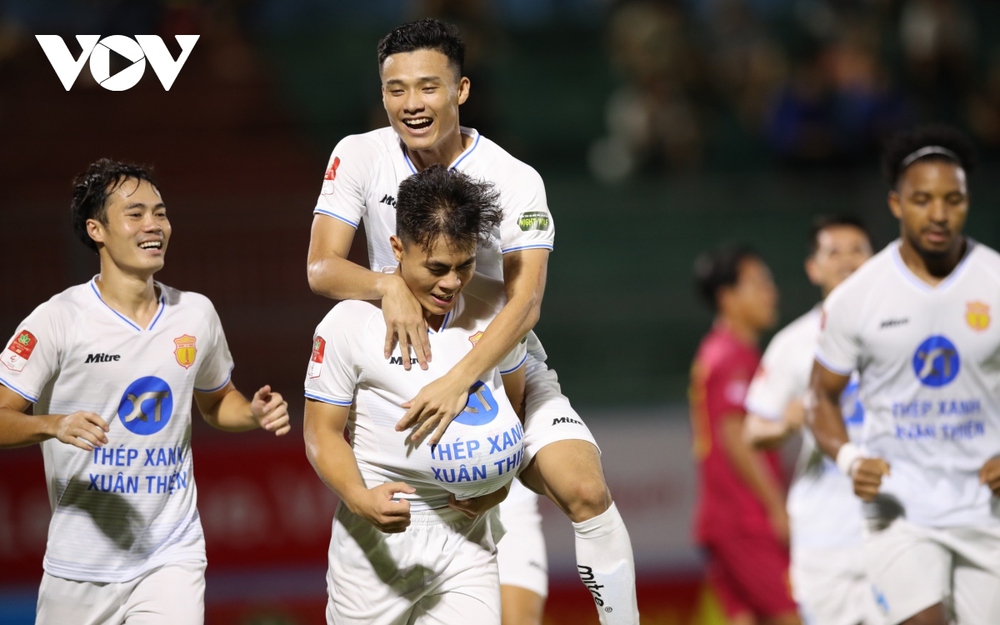 Nam Định chiếm ngôi đầu bảng V-League sau màn rượt đuổi tỷ số - Ảnh 4.