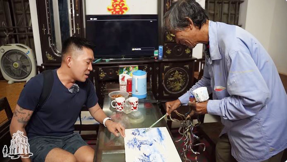 Dị nhân Nam Định hơn 30 năm nuôi móng tay dài: Có biệt tài vẽ tranh, vợ chăm như em bé - Ảnh 1.