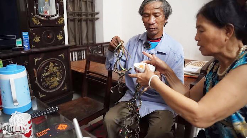 Dị nhân Nam Định hơn 30 năm nuôi móng tay dài: Có biệt tài vẽ tranh, vợ chăm như em bé - Ảnh 4.