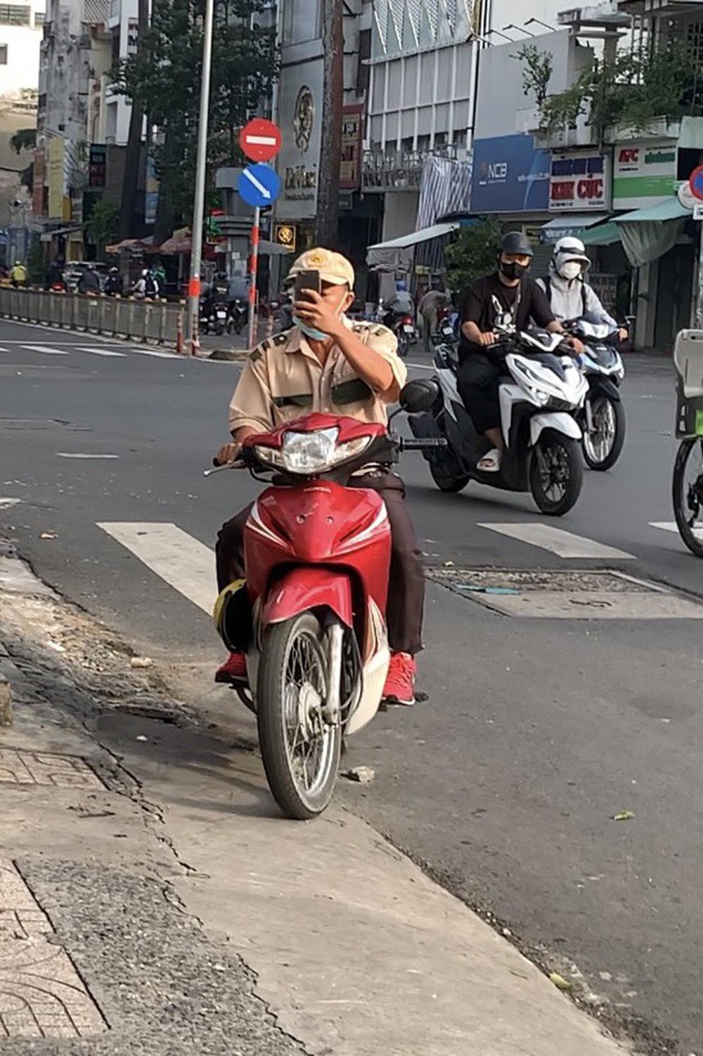 Nhà xe Thành Bưởi ngừng hoạt động, phóng viên ghi hình liền bị “bám đuôi” - Ảnh 2.