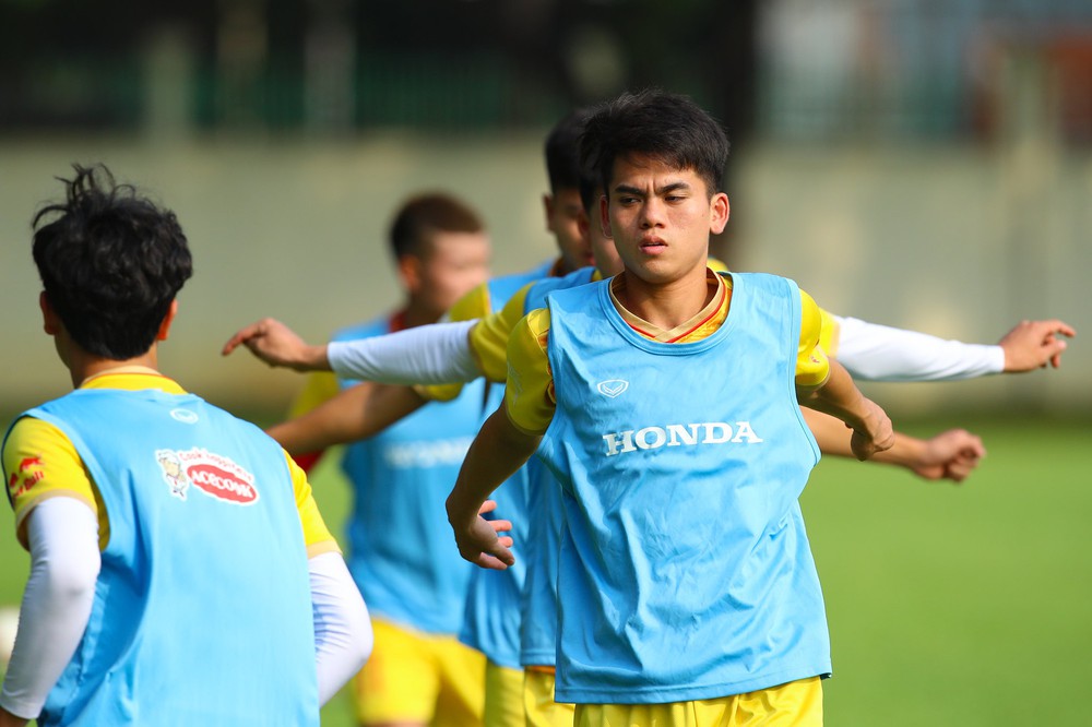 Trung vệ tuyển Việt Nam háo hức đối đầu Son Heung-min, tiết lộ chiêu tâm lý của HLV Troussier - Ảnh 4.