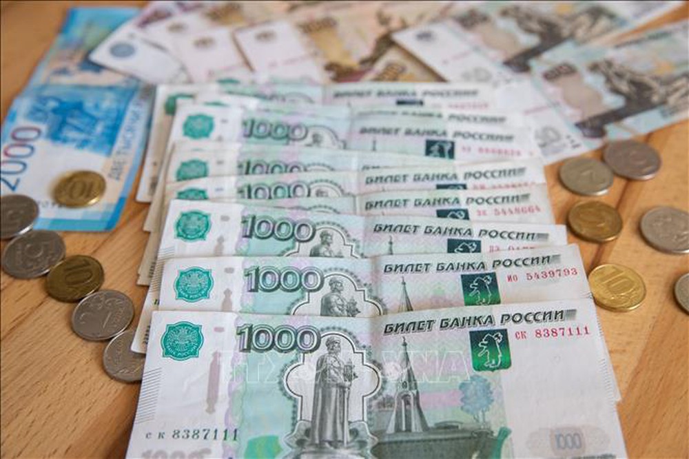 Đồng tiền Nga lại giảm giá mạnh, hơn 100 ruble mới đổi được 1 USD - Ảnh 1.
