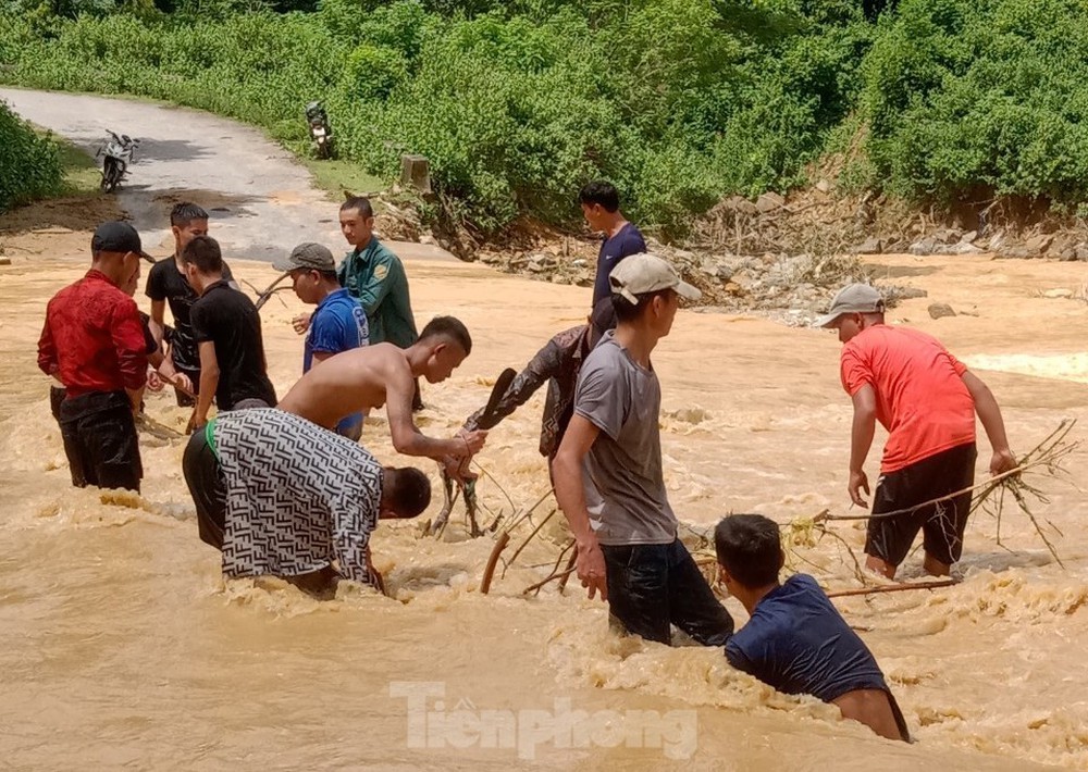 Lũ nuốt chửng nhiều tuyến đường, hàng nghìn người đang bị cô lập - Ảnh 13.