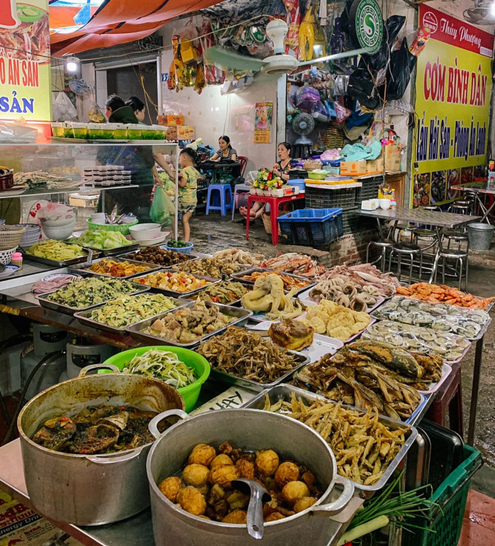 Hàng cơm ngập hải sản mà người Cát Bà vẫn ăn hàng ngày, cô chủ tiết lộ tuyệt chiêu giữ khách hơn 10 năm