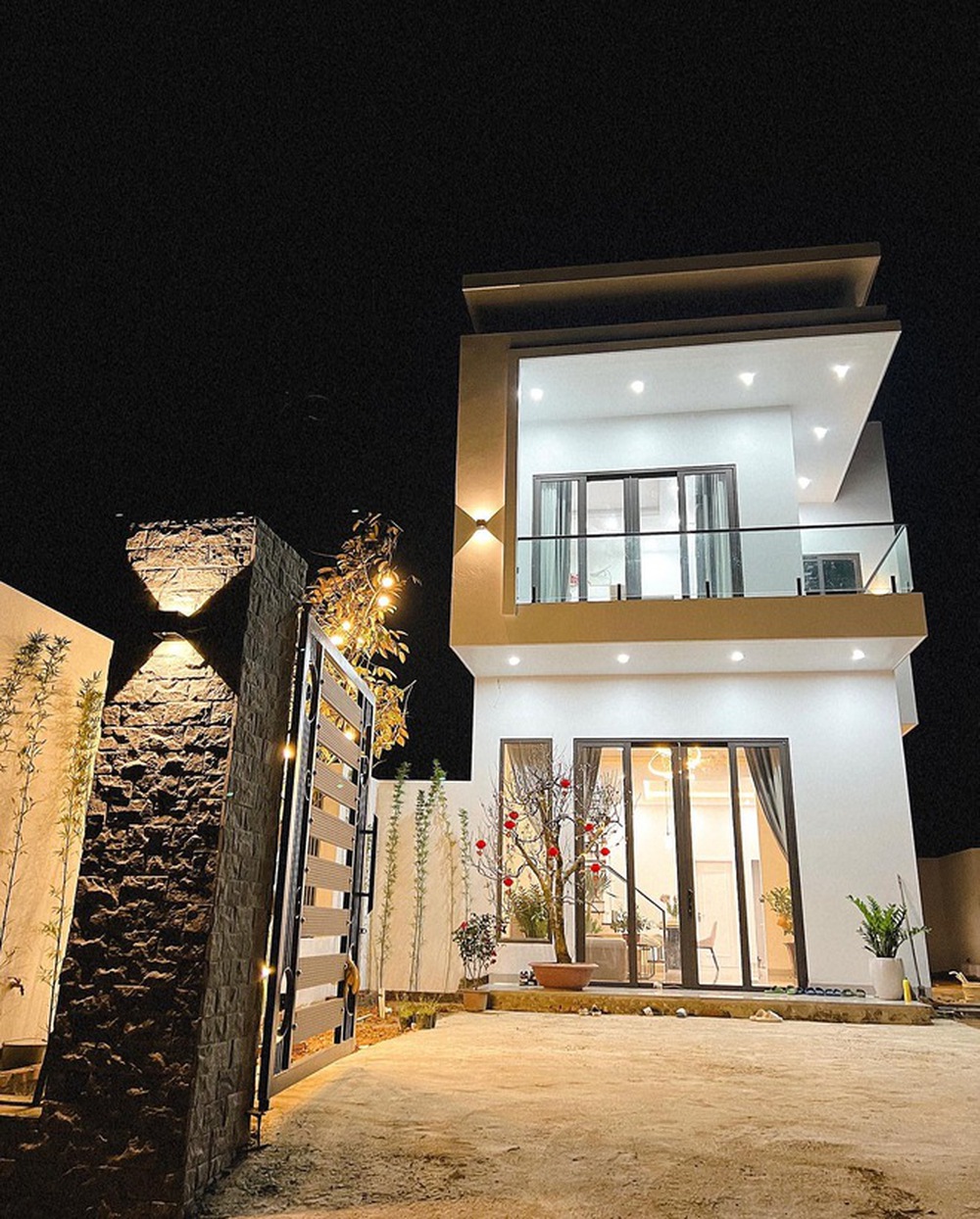 Bên trong căn hộ cao cấp của vợ chồng Thành Chung: Phòng khách tường kính view khủng ngắm trọn Hà Nội