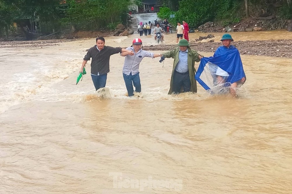 Lũ nuốt chửng nhiều tuyến đường, hàng nghìn người đang bị cô lập - Ảnh 26.