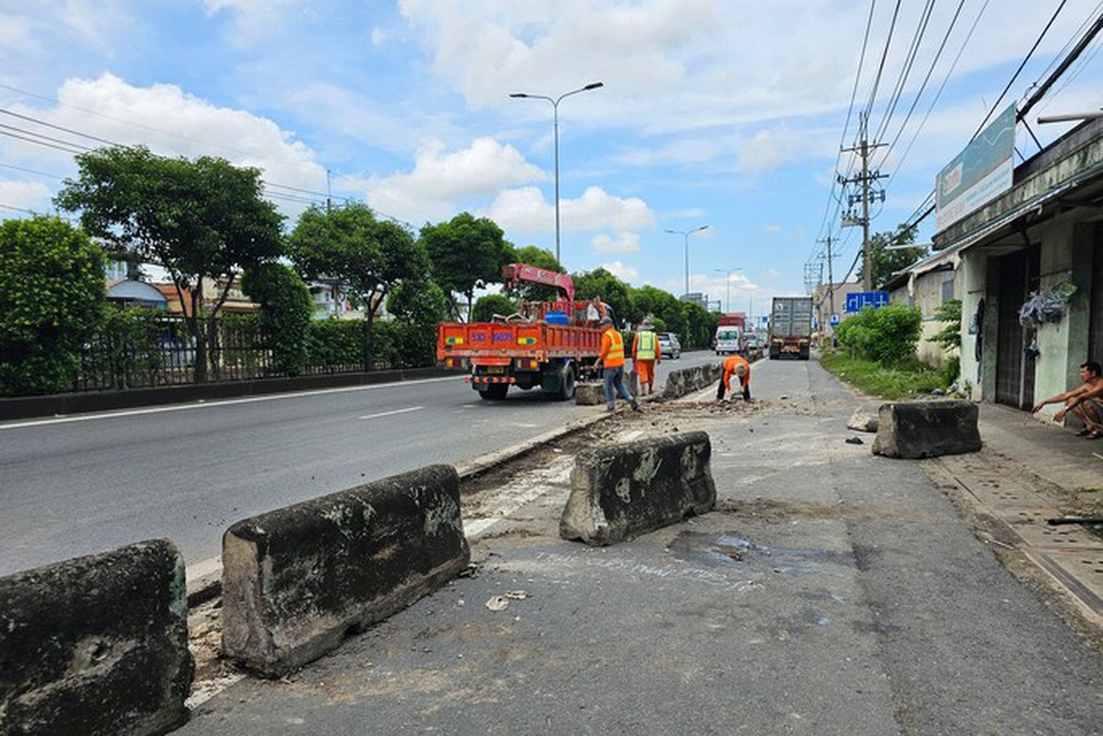 TP HCM: Nữ công nhân tử nạn vì container lao sang làn xe máy - Ảnh 1.