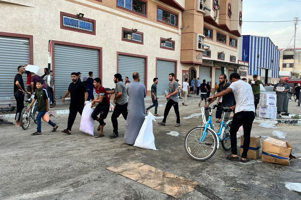 Trật tự dân sự bị phá vỡ: Thất vọng chạm đáy, dân Gaza đột nhập kho UNRWA lấy đồ tiếp tế - Ảnh 2.