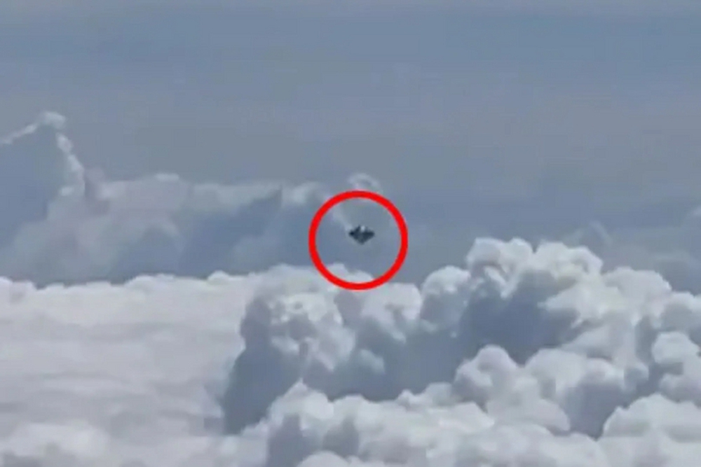 Hành khách trên máy bay ghi lại cận cảnh UFO hình kim cương - Ảnh 3.