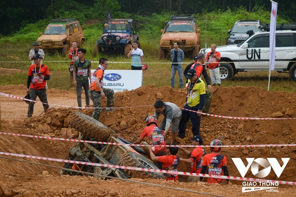 Thót tim những cú lật xe tại Giải đua xe Ô tô địa hình Việt Nam 2023 - Ảnh 8.