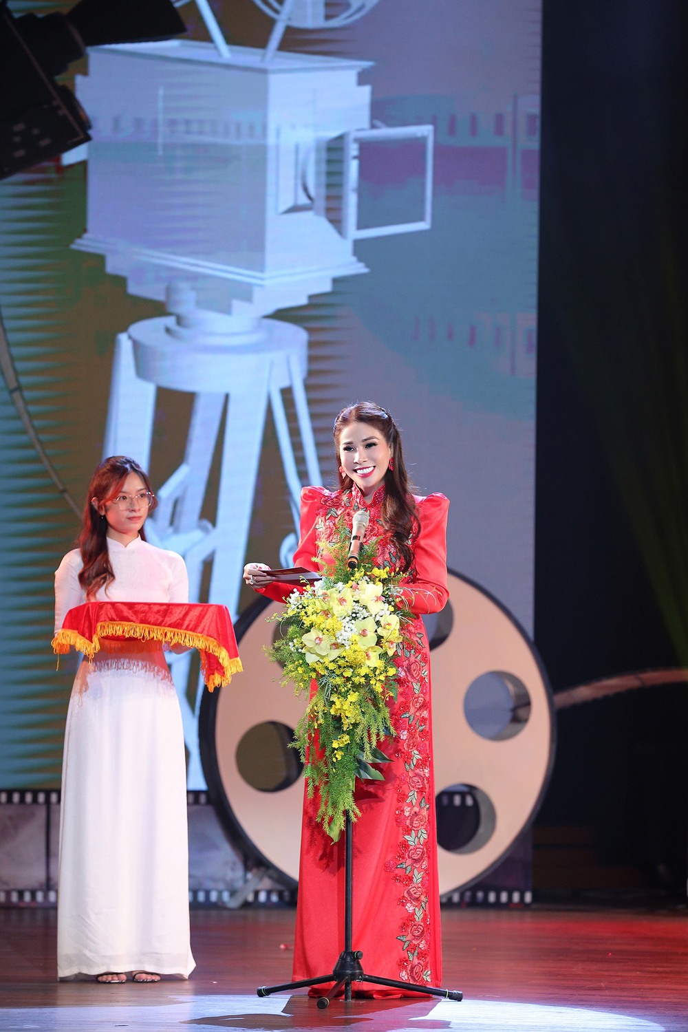 Diễn viên Lý Hùng - Lý Hương trao giải Lễ bế mạc Liên hoan phim ngắn TPHCM lần thứ 1 - Ảnh 5.