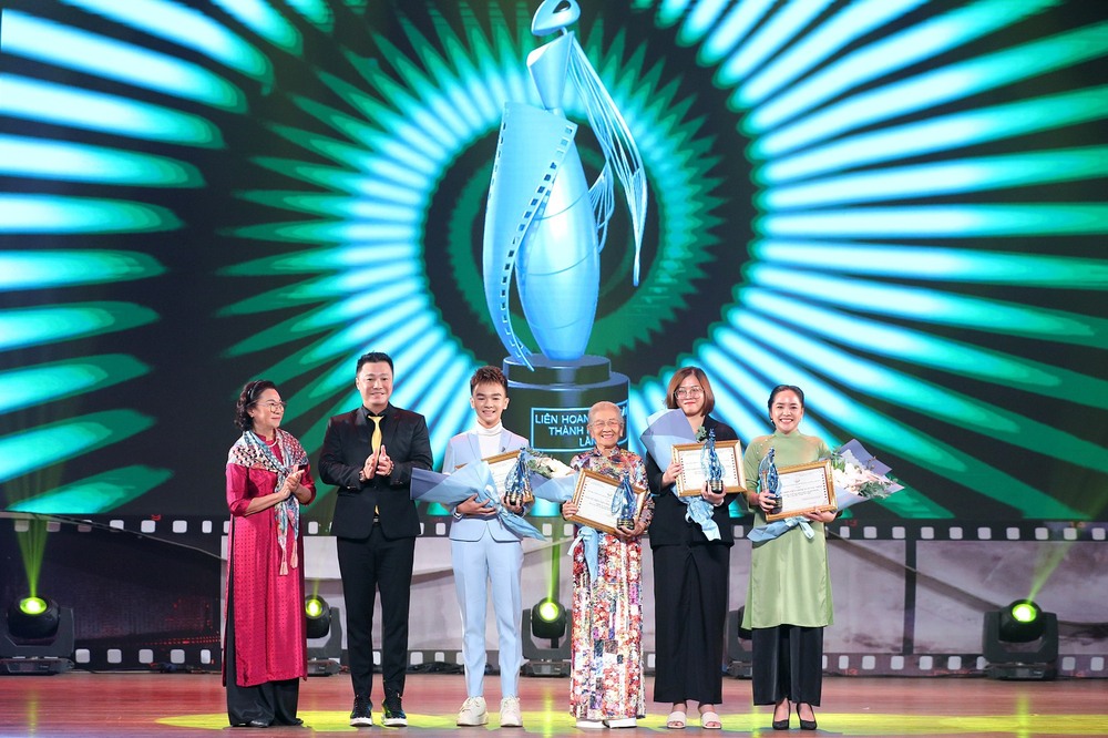 Diễn viên Lý Hùng - Lý Hương trao giải Lễ bế mạc Liên hoan phim ngắn TPHCM lần thứ 1 - Ảnh 4.