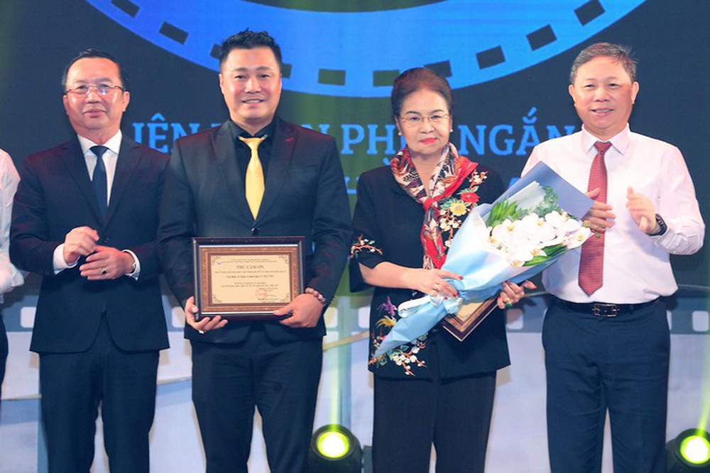 Diễn viên Lý Hùng - Lý Hương trao giải Lễ bế mạc Liên hoan phim ngắn TPHCM lần thứ 1 - Ảnh 2.