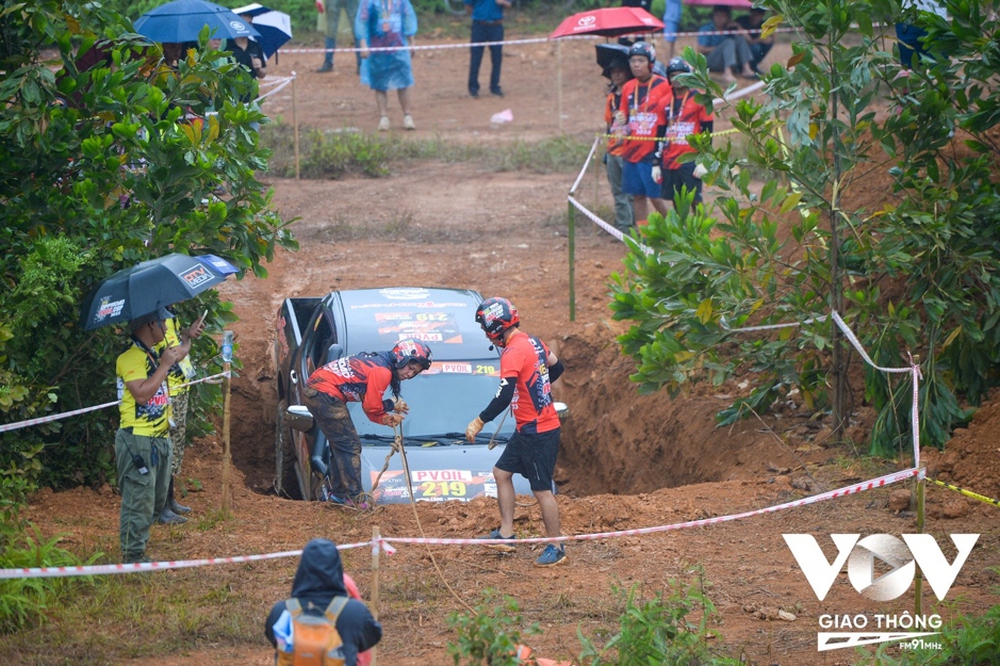 Thót tim những cú lật xe tại Giải đua xe Ô tô địa hình Việt Nam 2023 - Ảnh 14.
