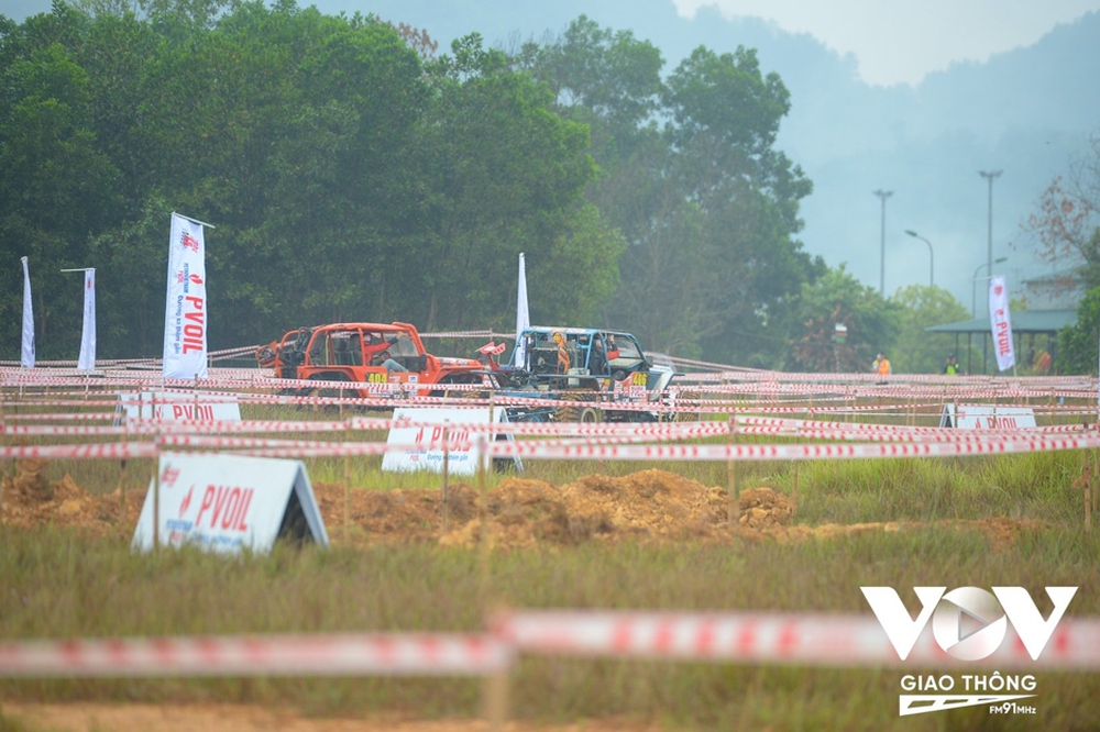 Thót tim những cú lật xe tại Giải đua xe Ô tô địa hình Việt Nam 2023 - Ảnh 11.