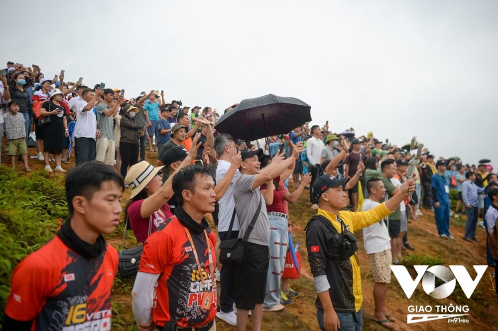 Thót tim những cú lật xe tại Giải đua xe Ô tô địa hình Việt Nam 2023 - Ảnh 10.