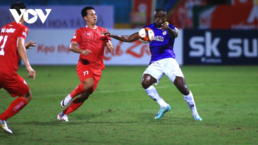 Cựu tuyển thủ Cameroon ra mắt ấn tượng ở sân chơi V-League - Ảnh 3.