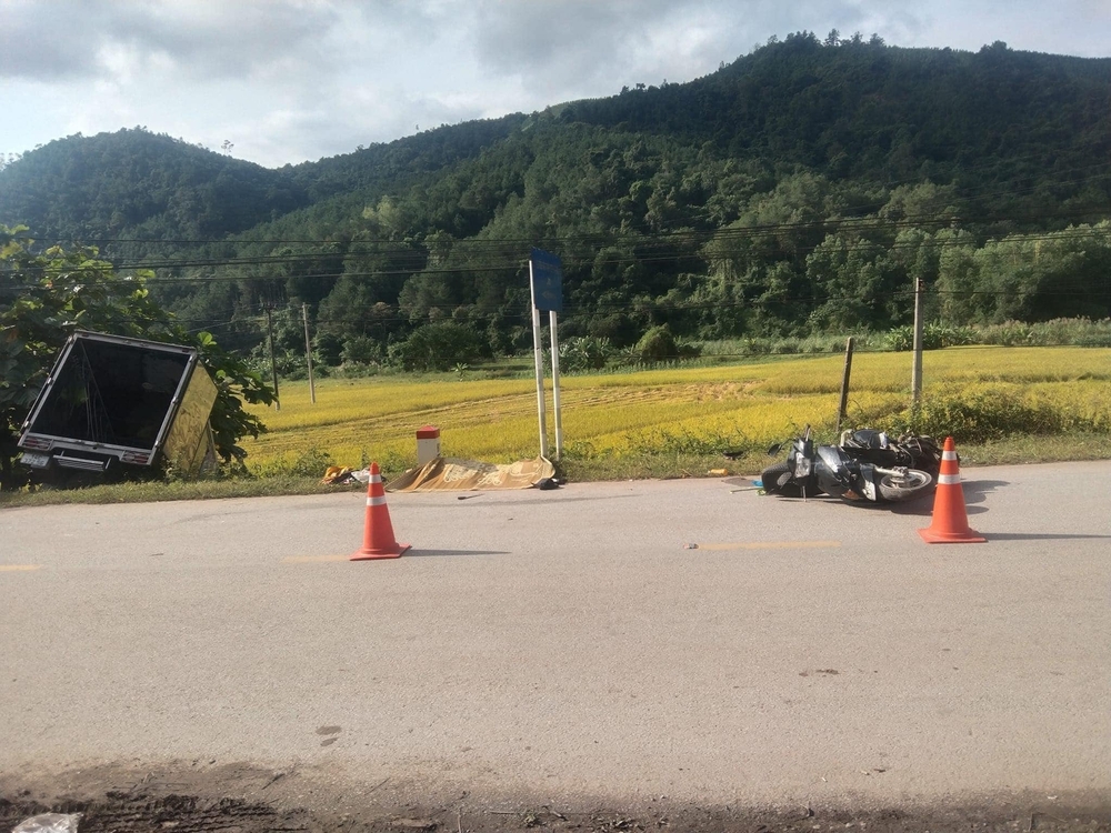 Vụ tai nạn giữa ô tô tải và xe máy ở Lạng Sơn, camera an ninh hé lộ nguyên nhân - Ảnh 2.