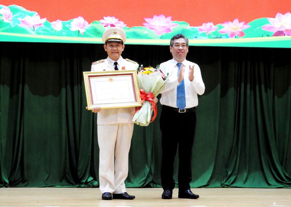 Thiếu tướng Đinh Thanh Nhàn nhận Huân chương Chiến công hạng Ba - Ảnh 1.
