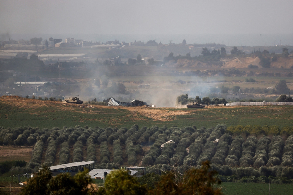 Xe tăng Israel chia cắt dải Gaza, hơn 600 mục tiêu của Hamas bị phá hủy - Ảnh 1.