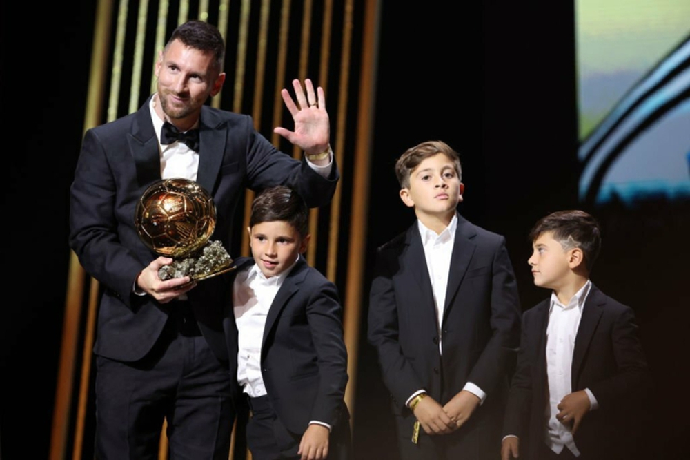Messi là người đàn ông hạnh phúc nhất hôm nay: Một tay ôm Quả bóng vàng, một tay ôm vợ, viễn mãn ở tuổi 36 - Ảnh 5.