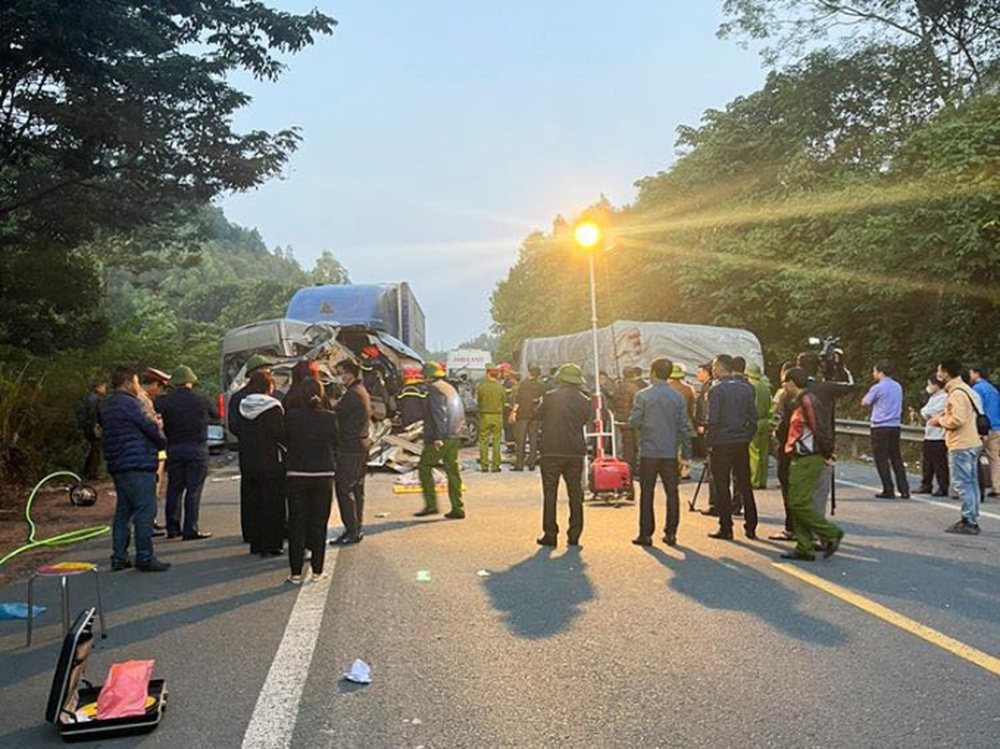 Hiện trường vụ xe 16 chỗ đi lễ ở Lạng Sơn đâm liên hoàn khiến 5 người tử vong - Ảnh 6.