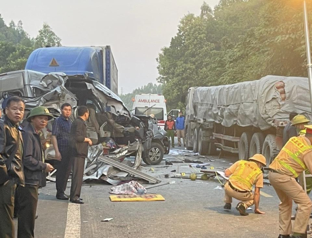 Hiện trường vụ xe 16 chỗ đi lễ ở Lạng Sơn đâm liên hoàn khiến 5 người tử vong - Ảnh 3.