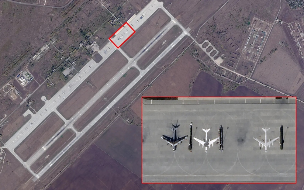 Nghi binh mới của Nga: Sơn hình máy bay ném bom TU-95 lên sân bay - Ảnh 1.