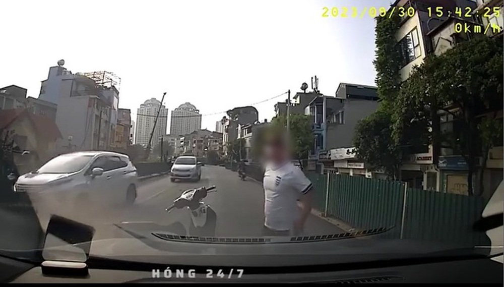Người đàn ông 2 lần chặn đầu ô tô giữa phố Hà Nội, hành vi sau đó gây bức xúc - Ảnh 2.