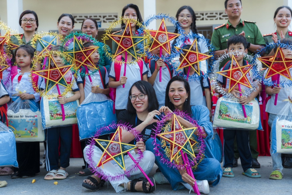 NTK Thảo Nguyễn “thay màu ngói mới”, mang ngôi trường cho các em nhỏ vùng cao - Ảnh 3.