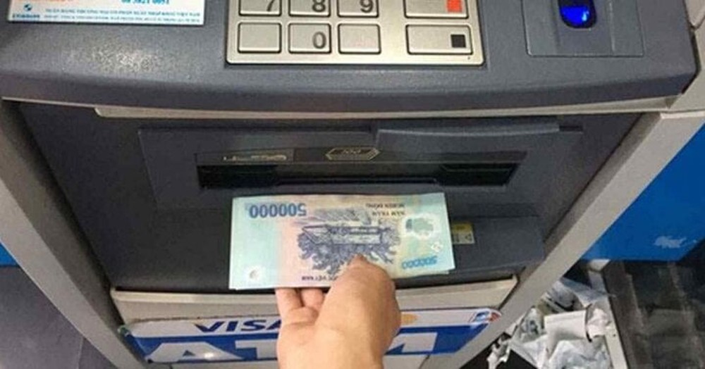 Tiền rút ở ATM bị rách có đổi được? - Ảnh 1.