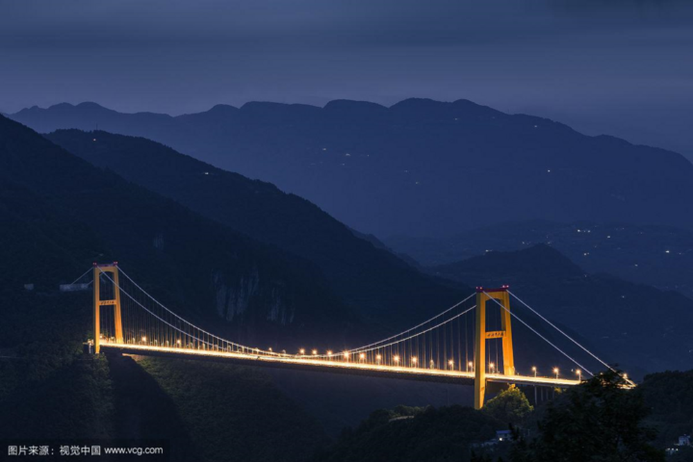 Cây cầu trên mây ở Trung Quốc, phải dùng tên lửa để xây - Ảnh 10.