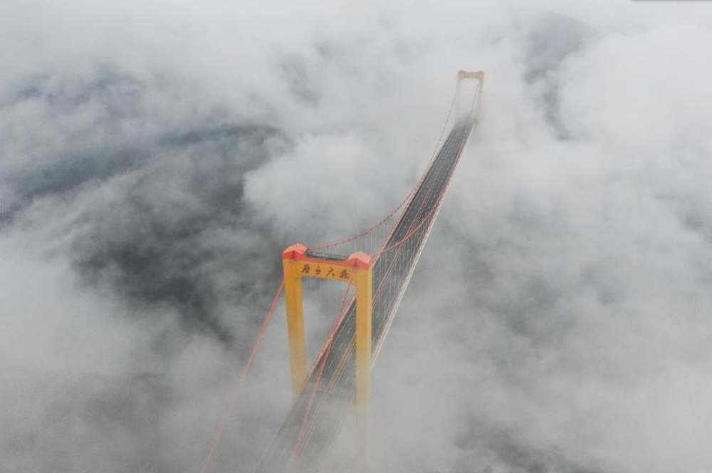 Xây cầu cao ngang tòa nhà 170 tầng, phóng cả tên lửa chỉ để… chăng dây cáp, Trung Quốc khiến thế giới ngỡ ngàng với công trình ‘chìm trong mây’ gần 2 nghìn tỷ cực hùng vĩ - Ảnh 1.