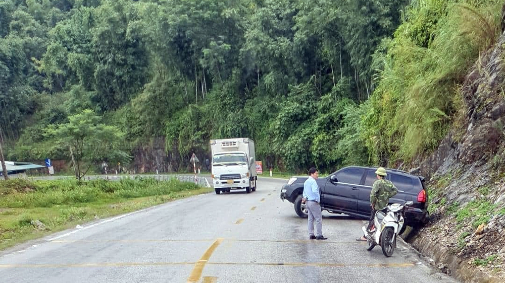 Ảnh TNGT: Vào cua tốc độ cao, Lexus GX rơi tụt xuống rãnh - Ảnh 5.