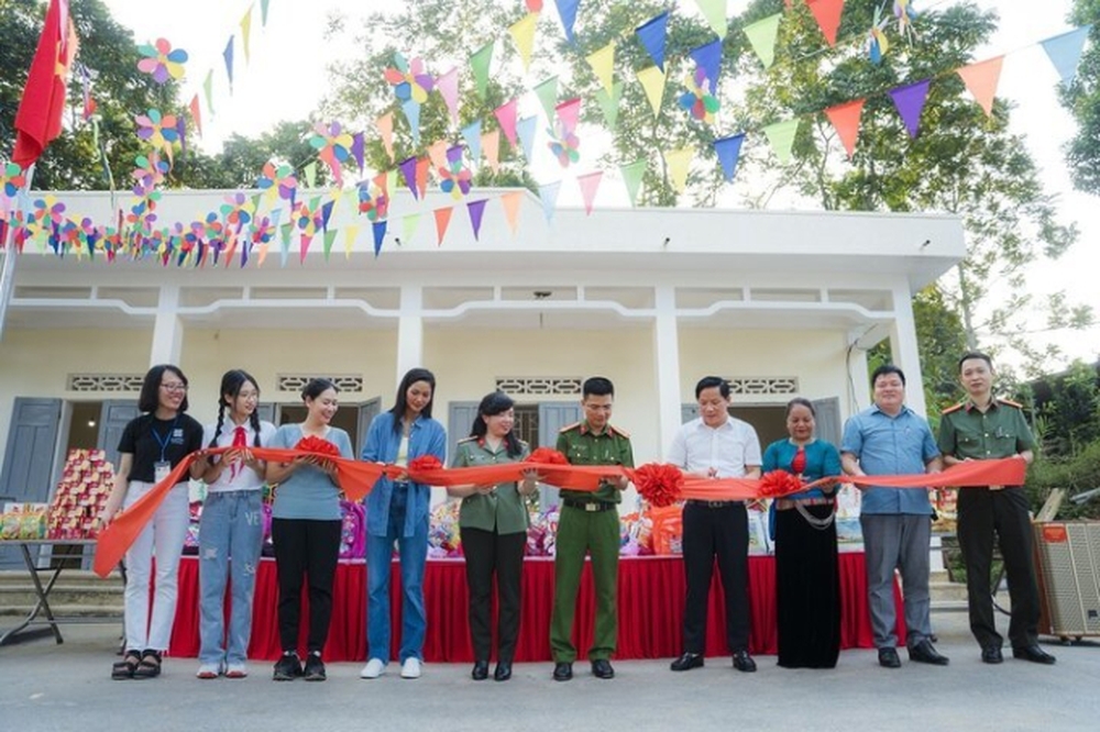 NTK Thảo Nguyễn “thay màu ngói mới”, mang ngôi trường cho các em nhỏ vùng cao - Ảnh 1.