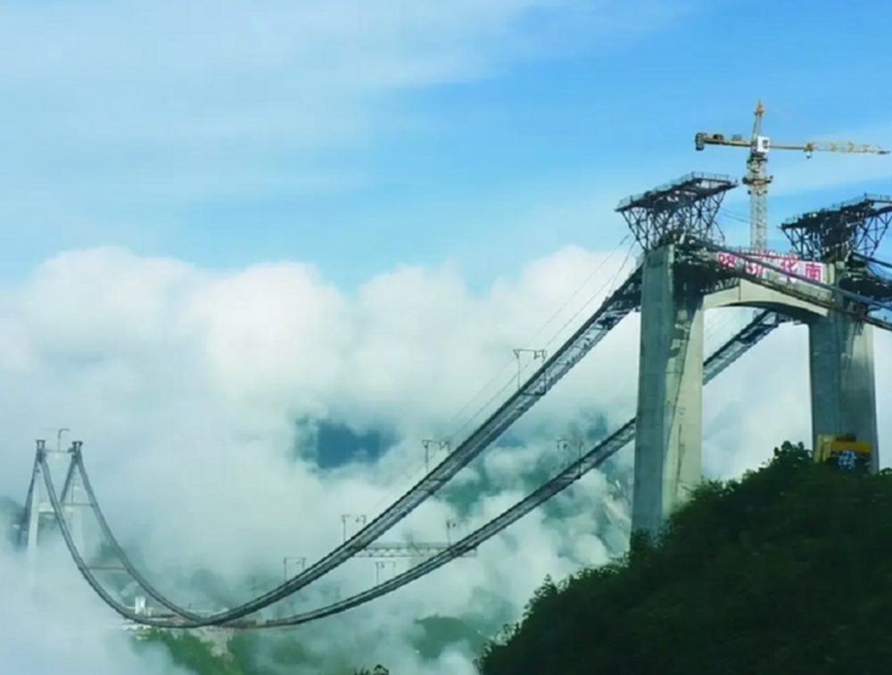 Cây cầu trên mây ở Trung Quốc, phải dùng tên lửa để xây - Ảnh 8.