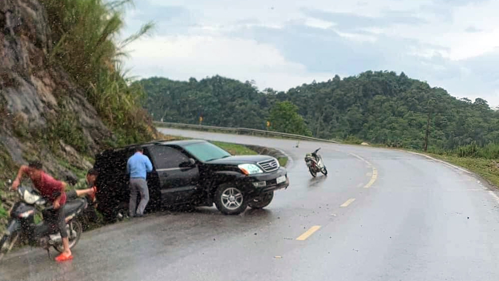 Ảnh TNGT: Vào cua tốc độ cao, Lexus GX rơi tụt xuống rãnh - Ảnh 3.